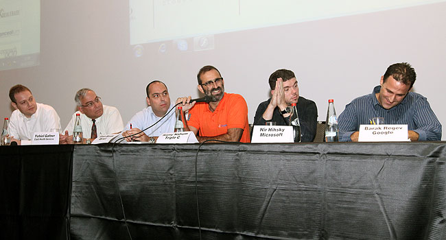 פאנל מיחשוב ענן. מימין: ברק רגב, גוגל; ניר חינסקי, מיקרוסופט ישראל; רמי נחום, טריפל סי; ערן ברק, בינת תקשורת; יחיאל גפנר, שירותי בריאות כללית; דן פלד, אמזון ישראל. צילום: קובי קנטור