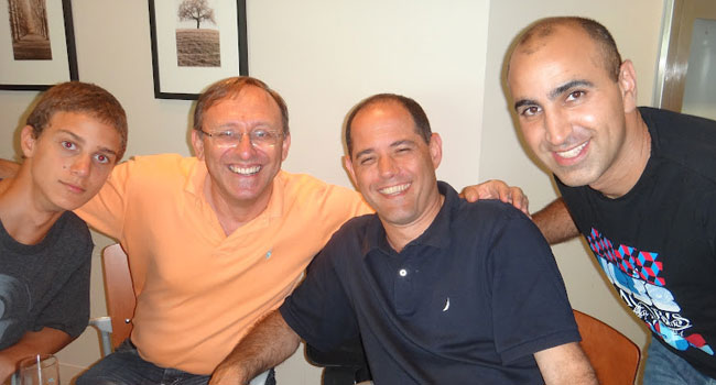 נצפו בשדה התעופה של טורונטו. מימין: עינב עזריה, פנורמה; יריב שפירא, HP; בועז יהודה, מנכ"ל גטר-טק; ואיתן יהודה, בנו הצעיר, שבמקרה בילה חופשת קיץ בעיר