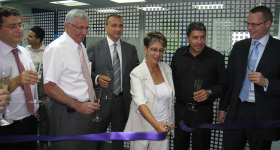 בכירי מטריקס ו-EMC בהשקת מרכז הפתרונות של מטריקס ו-EMC. יוני 2008 