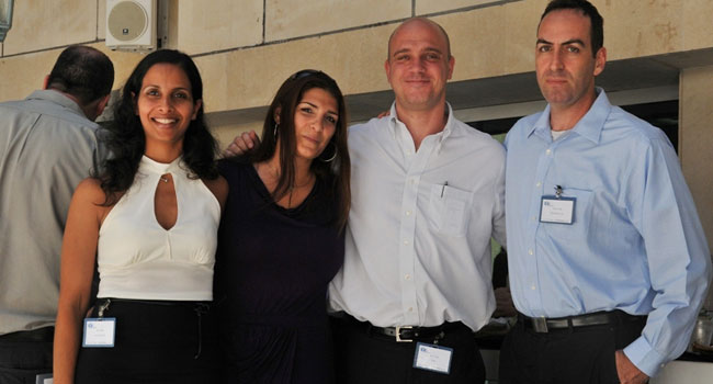 מימין: שמוליק מילנר, מנכ"ל טופ גרופ וגלעד הר-עוז, מנכ"ל טופ סולושנס; לילך אורן, חברת בז"ן; עפרה חסון, מנהלת פרויקטים בטופ סולושנס. צילום: עופר עבודי, סטודיו אבניו, פ"ת