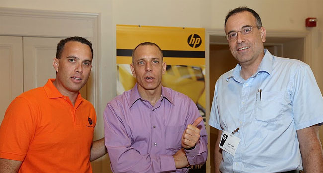 בדרך לעוד לקוח מרוצה. מימין דורון יצחקי, CTO אגף המיחשוב, שירותי בריאות כללית, רונן ערמון, סגן נשיא בכיר בקבוצת התוכנה, HP העולמית, ואורי ברגמן, מנהל אגף התוכנה, HP ישראל