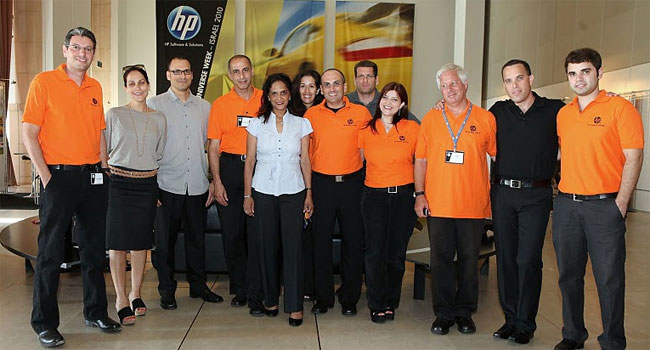 הצוות המנצח של מכירות התוכנה של HP בארץ. מימין: אלון אינדיצקי, יועץ פתרונות תוכנה, אורי ברגמן, מנהל אגף התוכנה, דן קנטי מנהל מכירות IM, עדי מור-בירן, מנהל שיווק באגף התוכנה, תומר דבי, מנהל מכירות תוכנה, משה בירנשטוק, יועץ פתרונות תוכנה לתחום היישומים, ורד בן-עמי, מנהלת מכירות תוכנה, שרון עמר, מנהלת מכירות שירות ותחזוקה, נועם צוברי, מנהל מכירות תוכנה, אריאל רוזמרין, מנהל שותפים עסקיים, גילי מנור-לוי , מנהלת מכירות תחום מסחרי, הראל שגב, יועץ פתרונות תוכנה