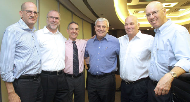 מימין: יואב צור – סגן נשיא נס ישראל ומנהל המיגזר הפיננסי, אהרון פוגל – יו"ר מועצת המנהלים של נס טכנולוגיות, אלי יונס – מנכ"ל בנק המזרחי-טפחות, שכי גרליץ – נשיא ומנכ"ל נס טכנולוגיות, אפי קוטק – נשיא נס ישראל, סמי קינן - יו"ר מועצת מנהלים של iteam