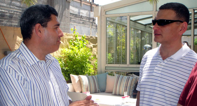 דני ימין, מנכ"ל מיקרוסופט ישראל, משוחח עם איש-טוב, המוביל את מטריקס כשותפה בכירה של ענקית התוכנה בישראל
