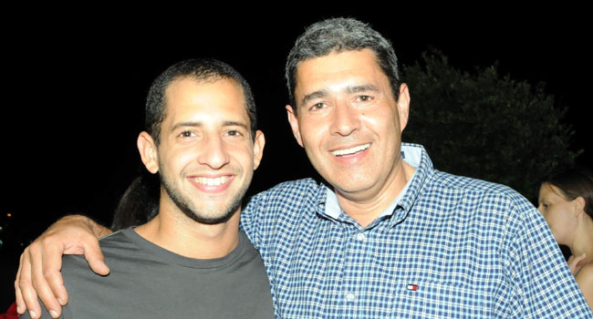 מימין: מוטי גוטמן, מנכ"ל מטריקס, עם הכוכב הפרטי שלו, בנו רועי שזה עתה סיים קורס קצינים
