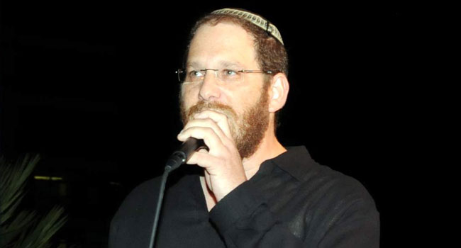 מנחה האירוע, איתן קלינמן, מנהל פרויקטים במטריקס, מחמם את התחרות 