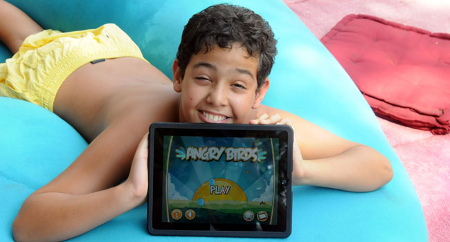 ניצפה בנו של אלי מזוז, מנהל השיווק של סאן-אורקל, עם ה-iPad אותו חטף מאמא שלו. שניהם משתמשים אדוקים בכל מקום ועת, גם בבריכה