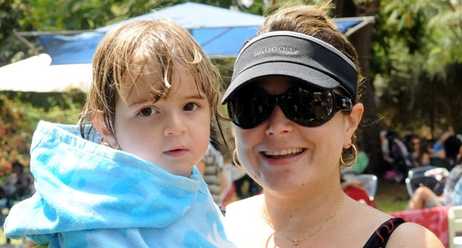  ניצפתה עדי פסטרנק מנס, אשתו של בן פסטרנק, הבעלים והמנכ"ל של קבוצת אמן, עם בנה הבכור. אבא יצפה בהמשך