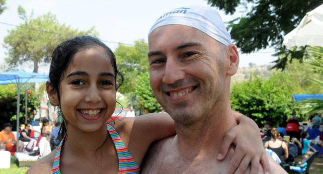 ניצפו בת ואביה הגאה: חיים מלמד, מנהל התשתיות של אודיוקודס, ובתו