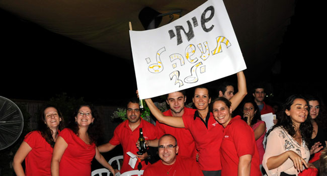  שימי תעשה לי ילד, מעודדים חבריו בג'ון ברייס, ביניהם יושב ערן לסר, מנכ"ל משותף