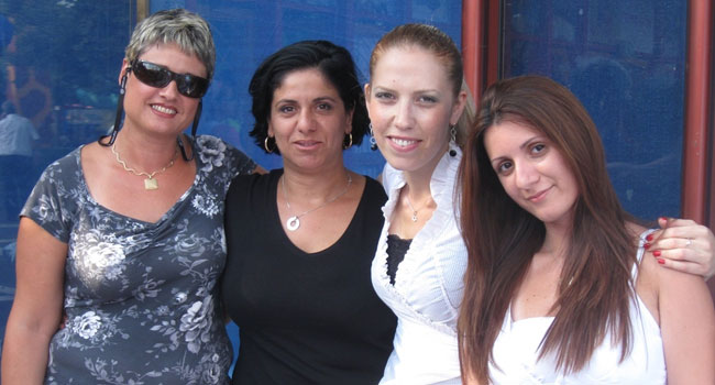 משמאל לימין: לימור סלמן, מנהלת רכש ורווחה, בקי גזית, מנהלת המשרד, אסנת אורון, מנהלת פרט והדרכה ובת-אל מצוות המזכירות 