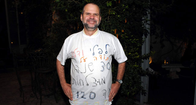 לכל אותם הסקרנים מה היה כתוב על הטי-שירט של רונן זרצקי (ראו פרק א') סמנכ"ל ומנמ"ר ישראכרט, הנה התמונה. בגדול ובכתב ידו ברכה לקוסמת ולנמר לקראת 30 שנה לאנשים ומחשבים. עד 120