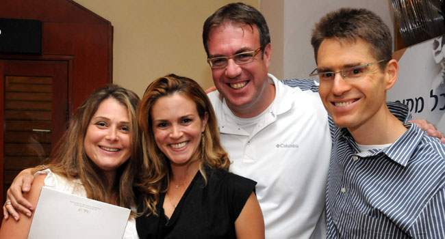 ניצפו שני זוגות שהגיעו מהבית. מימין: בן פסטרנק, בעלים ומנכ"ל אמן מחשבים ומשמאל עדי מנס, אישתו שאיתו; לצידה שרון מליק מנס ובעלה שאיתה לצידה