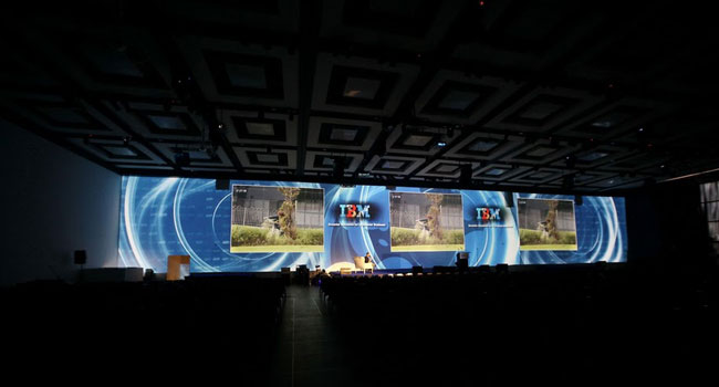 מעל הבמה ניצב מסך ענק על פני כל הקיר, ובו הוצגו סרטים סטיריים בכיכובם של השחקן יובל סמו (ארץ נהדרת), מאיר ניסנסון, מנכ"ל יבמ ישראל וכמה מעובדי הסניף