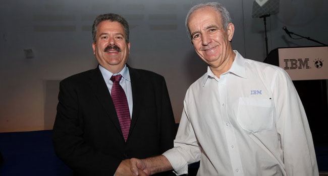  מאיר ניסנסון, מנכ"ל יבמ ישראל (מימין) עם ד"ר ברנרד מאירסון, סגן נשיא עולמי לחדשנות ביבמ, שהיה הבכיר שבאורחים מחו"ל