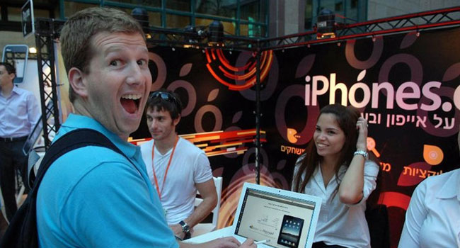 מבקר נלהב נרשם להגרלת iPad