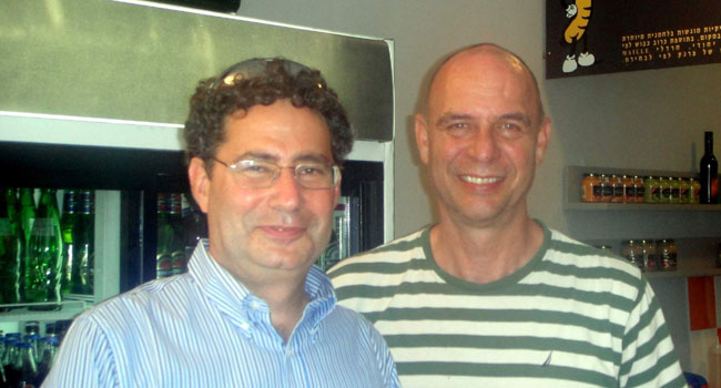 מימין: מיודענו רוני קוגל, היזם, המנהל, הטבח והמשגיח שמח לארח את הקולגות מהתעשייה; לצידו משה ברואנר, איסטניס נקניקיות וגם חבר