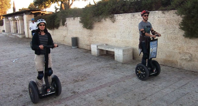 הלקוחות נוסעים בסגווי ונהנים מהבריזה הירושלמית המפורסמת. ניר כהן, מנהל ה-BI  בחברת הוט עם איריס האוזר, כיום ב-013 נטוויז'ן ולשעבר קולגה של ניר בחברת תבל