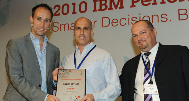 מעריב זכה בהוקרה על שימוש במערכת IBM Cognos TM1. מימין: יואב יופה, מנהל מכירות של קוגנוס ביבמ ישראל, אודי שניג, סמנכ"ל הכספים של מעריב וכריטסוף פפנפוס, מנהל מרכז החדשנות של קוגנוס ביבמ אירופה