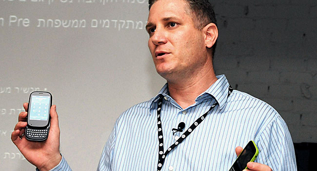 שלומי פרייס, מנכ"ל חטיבת המיחשוב ב-HP ישראל, מכריז על ההשקה האפשרית של מכשירי הפאלם בישראל. צילום: פלי הנמר