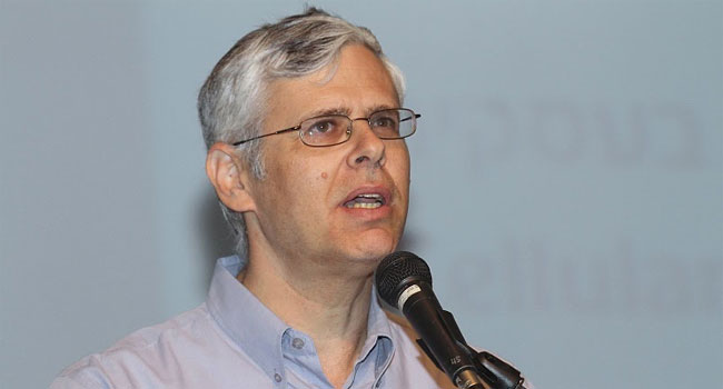 משה וולף, ראש אגף פיתוח מערכות מידע בבנק לאומי, תיאר את עקרונות הפיתוח של יישומי הסלולר בבנק. לדבריו, "אין אסטרטגיה נפרדת לסלולר - היא קשורה לערוצים ולשירותים הישירים. רק כך ניתן לשלב את עולם הסלולר כחלק מהאסטרטגיה הכוללת של הערוצים הישירים"