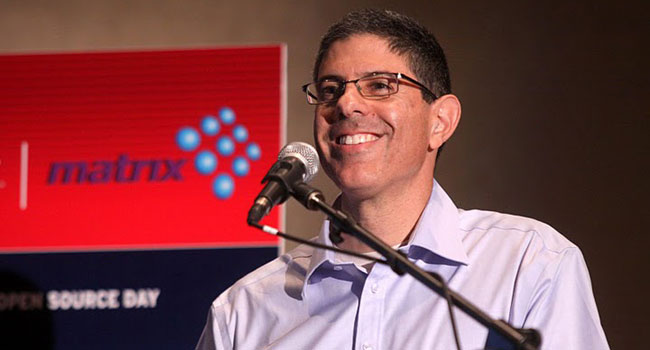 חיוך של מנצחים. יובל צעירי, Head of Global IT באמדוקס, מסביר כיצד מציעה החברה ללקוחותיה פתרונות על בסיס ענן פנימי שהוקם בחברה ומבוסס על פתרונות רד-האט