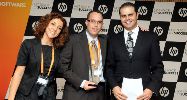 קבלו את הלקוחות והשותפים מישראל, מנהלים באיזור. מימין: אנאס ג'וואיד, סגן נשיא מכירות תוכנה לאזור MEMA ב- HP, שנכח גם בכנס הלקוחות הראשון שנערך לפני 14 שנה בברצלונה; אורי ברגמן, מנכ"ל אגף התוכנה, HP ישראל; מלטם ביראקטאר; מנהלת שיווק תוכנה, HP MEMA