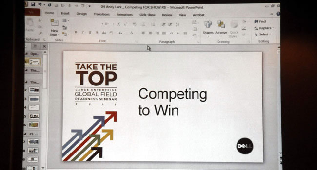 מייקל דל, שייסד את החברה לפני 30 שנה וחזר לתפקיד המנכ"ל בשנים האחרונות, טבע את הסיסמה "מתחרים לנצח" (בעברית לא מנוקדת "לנצח" דו משמעי)