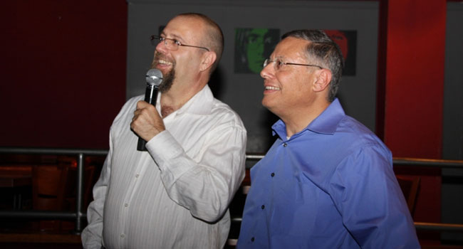 מימין: יואל זלצמן ודובי צ'יזיק מזמרים 