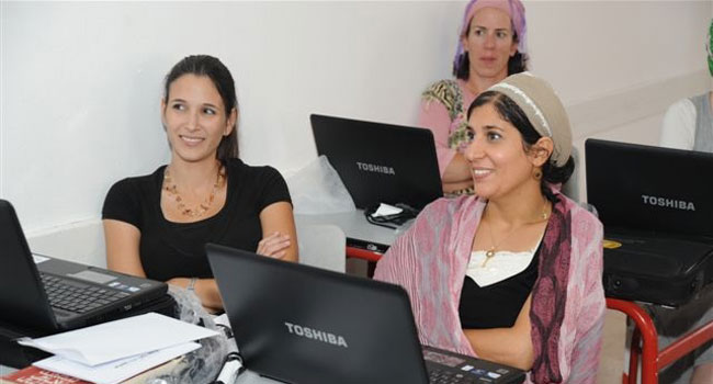 מורות באריאל עם המחשבים הניידים שקיבלו במסגרת תכנית "מחשב נייד לכל מורה"