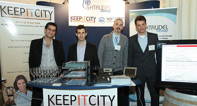 Keep It CIty בכנס מנמ"רים "מוניצפאלי IT". מימין: ניצן גוטמן, מנכ"ל קבוצת שטרודל; איתן גץ, מנהל מכירות Voicenter; אור חן, מנהל מוצר Keep It City; אלירן לזר, מנהל שיווק Keep It City