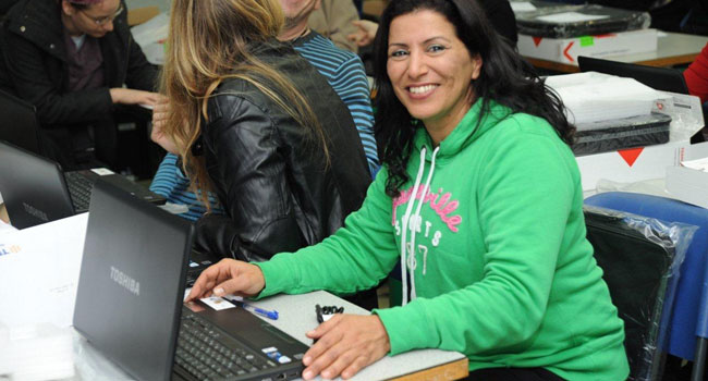 מורה ברמלה עם מחשב נייד. צילום: אמיר אלון
