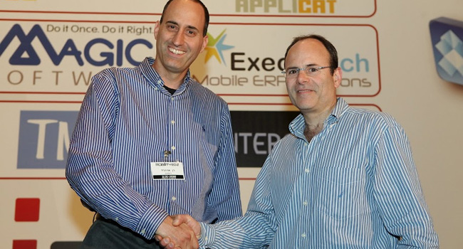 רן ארהרד, מייסד ZebraZoom (משמאל), מעניק את הפרס לשאול גלק מאוניברסיטת תל אביב