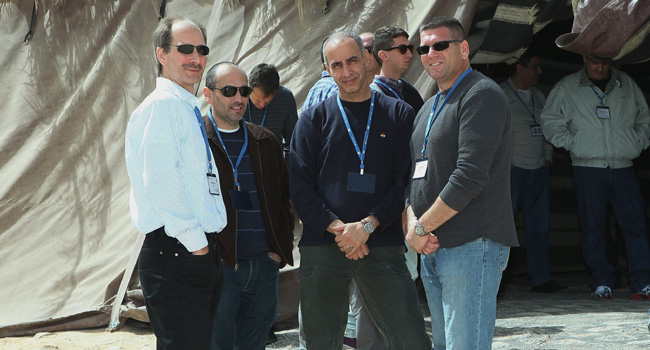 מימין: תומר דבי, נועם צוברי ומשה בירנשטוק - שלושתם מנהלי מכירות באגף התוכנה של HP ישראל, עם אולריך פייפר - האורח שהגיע מ-HP אירופה, והתלהב מהמדבר