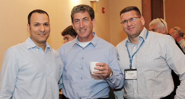 מימין: תומר דבי, מנהל מכירות אגף התוכנה ב-HP ישראל; אהרון הוברמן, מנהל אגף תשתיות בפלאפון; ואריאל רוזמרין, מנהל שותפים עסקיים HP ישראל