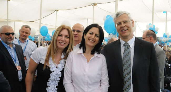 08:40. מימין: משה וולף - סגן המלאך וראש חטיבת תפעול, אביבה בדי ודורית לזרוביץ