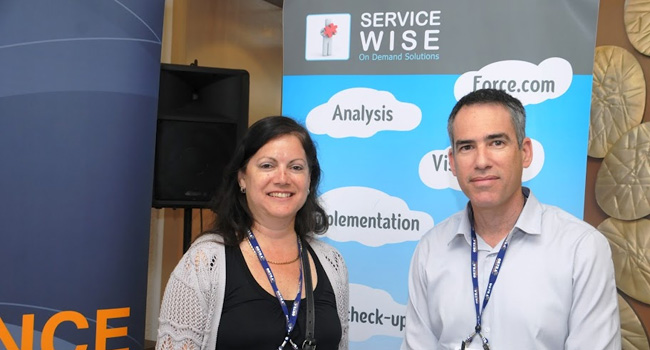 בביתן של Service Wise. בנצי ברנדייס - מנכ"ל ומייסד משותף, יחד עם נוגה פרי - מנכ"לית Salesforce.com ישראל וסמנכ"לית המו"פ