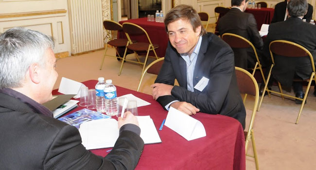 Raphael Illouz, בעליה של חברת האינטגרציה הצרפתית NES, בפגישה עם נציג חברת Bearingpoint, שהשתתפה אף היא במפגש עם החברות הישראליות