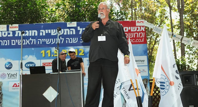 דן תל ניר, מנמ"ר נחל שורק לשעבר ובוגר ממר"ם, הנחה ביד רמה את טקס בוגרי המיחשוב הממשלתי, שהיה המרשים והמרגש ביותר באירוע  