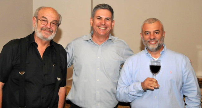 מימין: יהושע בקולה, מנכ"ל HP ישראל; יואב ויינברג, מנכ"ל א.מ.ת מיחשוב; ד"ר ג'ימי שוורצקוף, מנכ"ל STKI