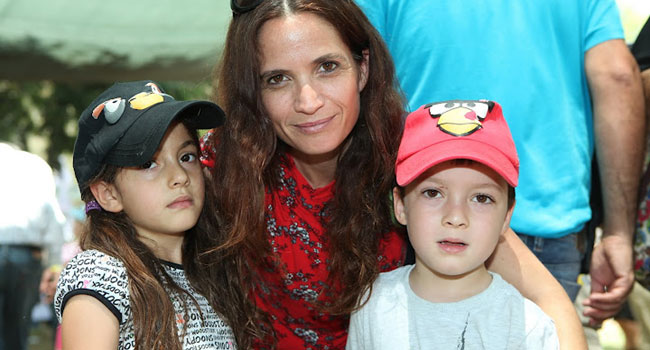 שירה רז מייזנר, מנהלת השיווק של מטריקס מוצרי תוכנה, עם ילדיה: מיקה ואסף