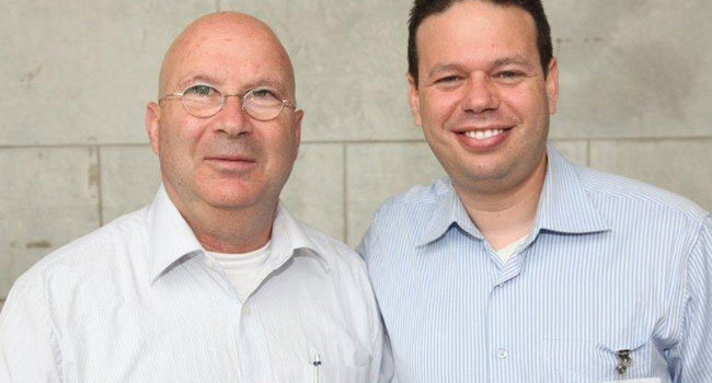 מימין: עופר שטרנברג - פז, אלון בר - מנהל קבוצת השירותים המקצועיים בסאפ ישראל 