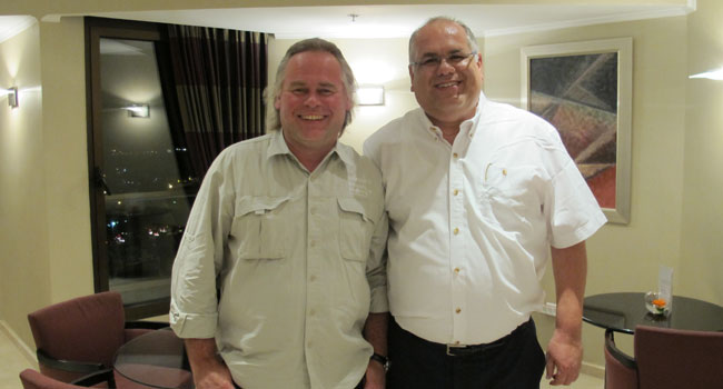 מימין: רם (רמבו) צוברי - מנמ"ר מלון ענבל, יוג'ין קספרסקי - מייסד ומנכ"ל קספרסקי