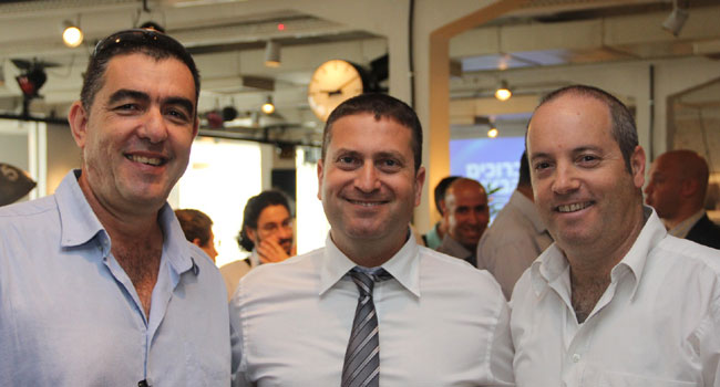 מימין: רמי שפרינץ, מנהל רכש בבנק הפועלים; דרור שגב, מנכ"ל רמדור; וירון בן מנשה, מנהל פרויקטים במעו"ף מהנדסים