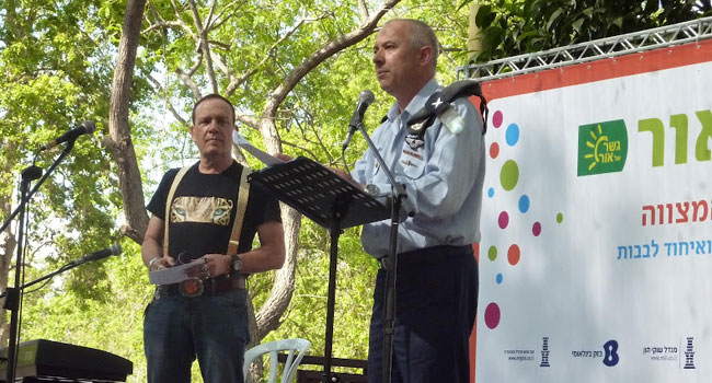 מימין: קצין החינוך הראשי - תא"ל אלי שרמייסטר, מברך את האורחים, כאשר לצדו עומד פלי הנמר, מייסד ונשיא אנשים ומחשבים