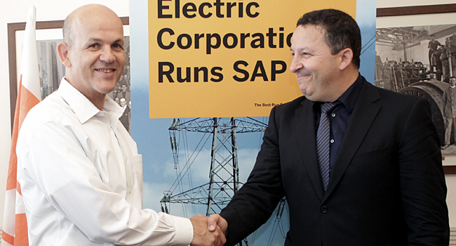 מימין: פרנק כהן - נשיא סאפ EMEA, ואלי גליקמן - מנכ"ל חברת החשמל לישראל