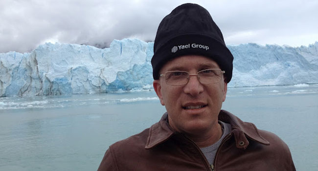 עמית דובר והכובע המדובר, על רקע קרחון פריטו מורנו - מהגדולים שבארגנטינה כולה