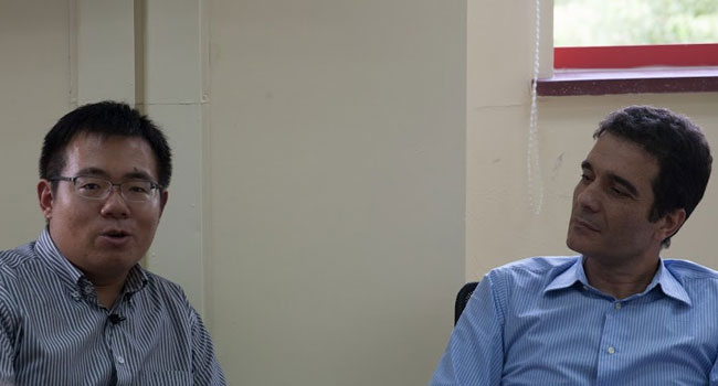 מימין: אילן מימון, מנכ"ל החממה הטכנולוגית הסינית, לצד אריק זואן - סגן מנהל הלשכה להשקעות זרות באזור הסחר Wez שבסין. צילום: פול שובסקי