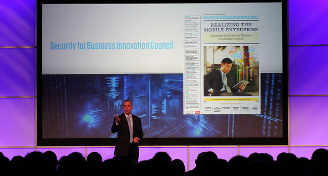 תום הייזר, נשיא RSA, מציג את הדו"ח בכנס השנתי של RSA לאזור EMEA. צילום: פלי הנמר