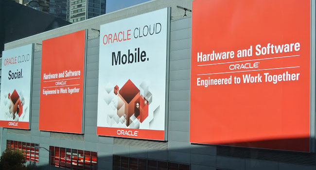 אורקל, שעד עתה לא נענתה לשאגות העולם הצועד ל-Mobile ו-Social, אומרת שהיא כל הזמן תכננה את זה. עכשיו היא הולכת על זה – ובגדול. יעיד על כך גם השלט הכי גדול בסן פרנסיסקו, הממוקם במרכז הכנסים מוסקונה